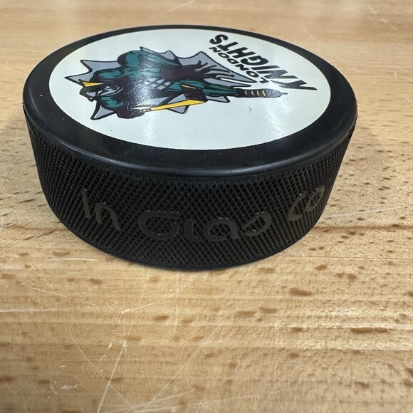 Vintage LONDON KNIGHTS OHL Official Sponsored Hockey Puck IN GLAS CO Canada - Picture 4 of 5